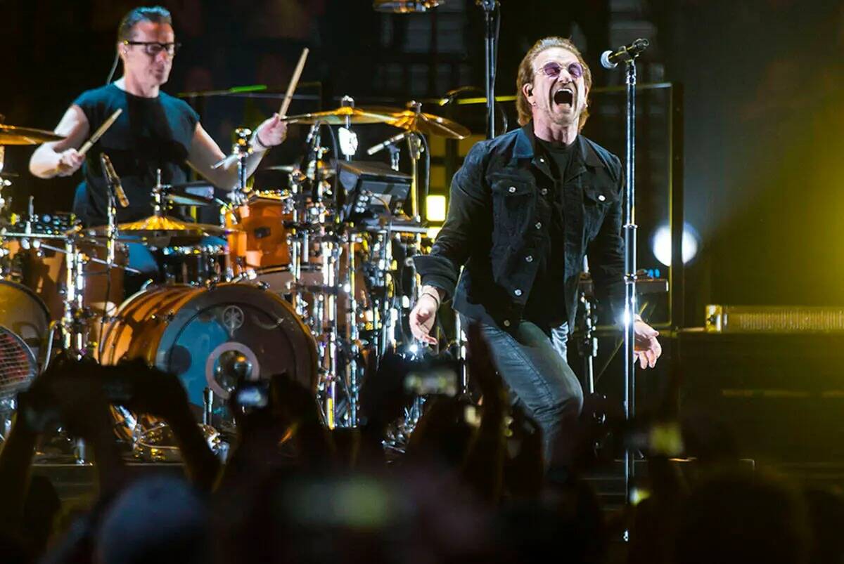 Larry Mullen Jr, a la izquierda, y Bono de U2 se presentan en T-Mobile Arena de Las Vegas el vi ...