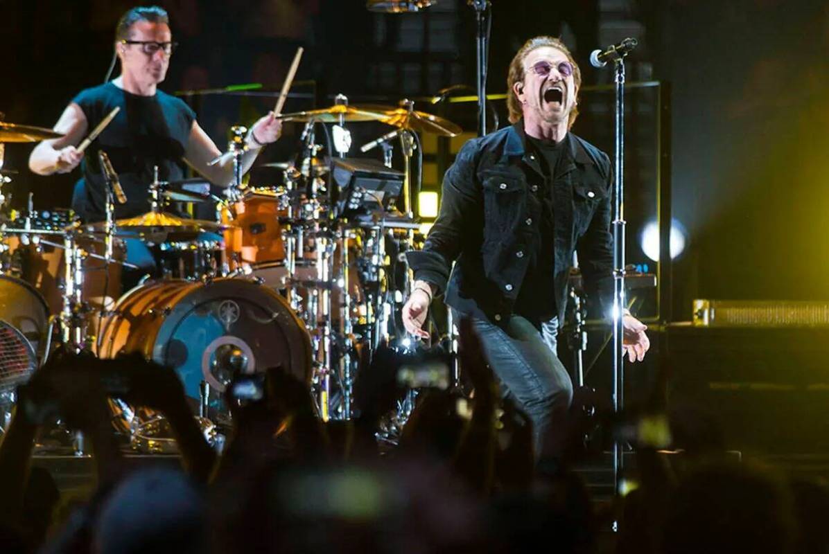 Larry Mullen Jr, a la izquierda, y Bono de U2 se presentan en T-Mobile Arena de Las Vegas el vi ...