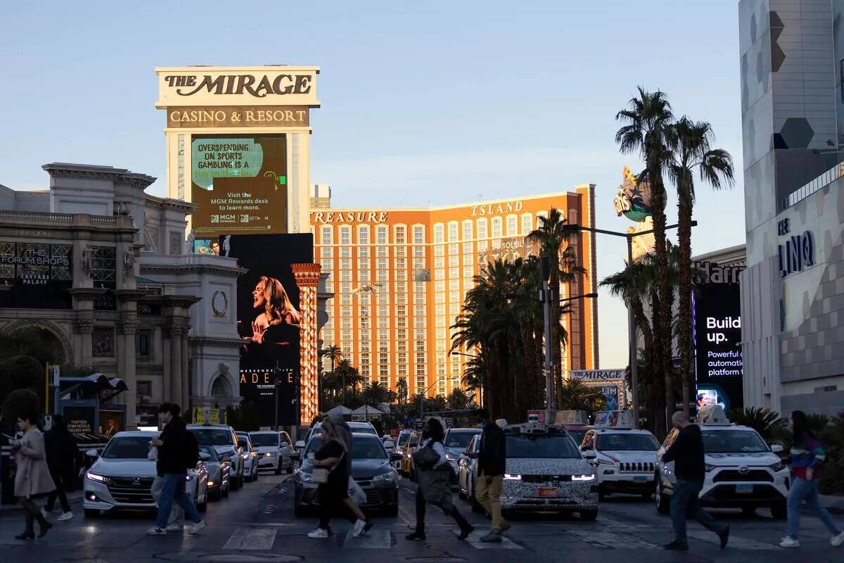 Los visitantes del Strip cruzan Las Vegas Boulevard el martes 29 de noviembre de 2022, en Las V ...