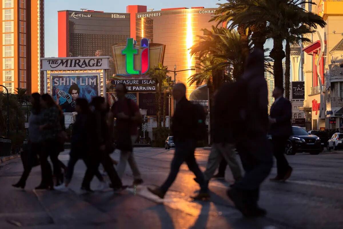 Los visitantes del Strip cruzan Las Vegas Boulevard el martes 29 de noviembre de 2022, en Las V ...