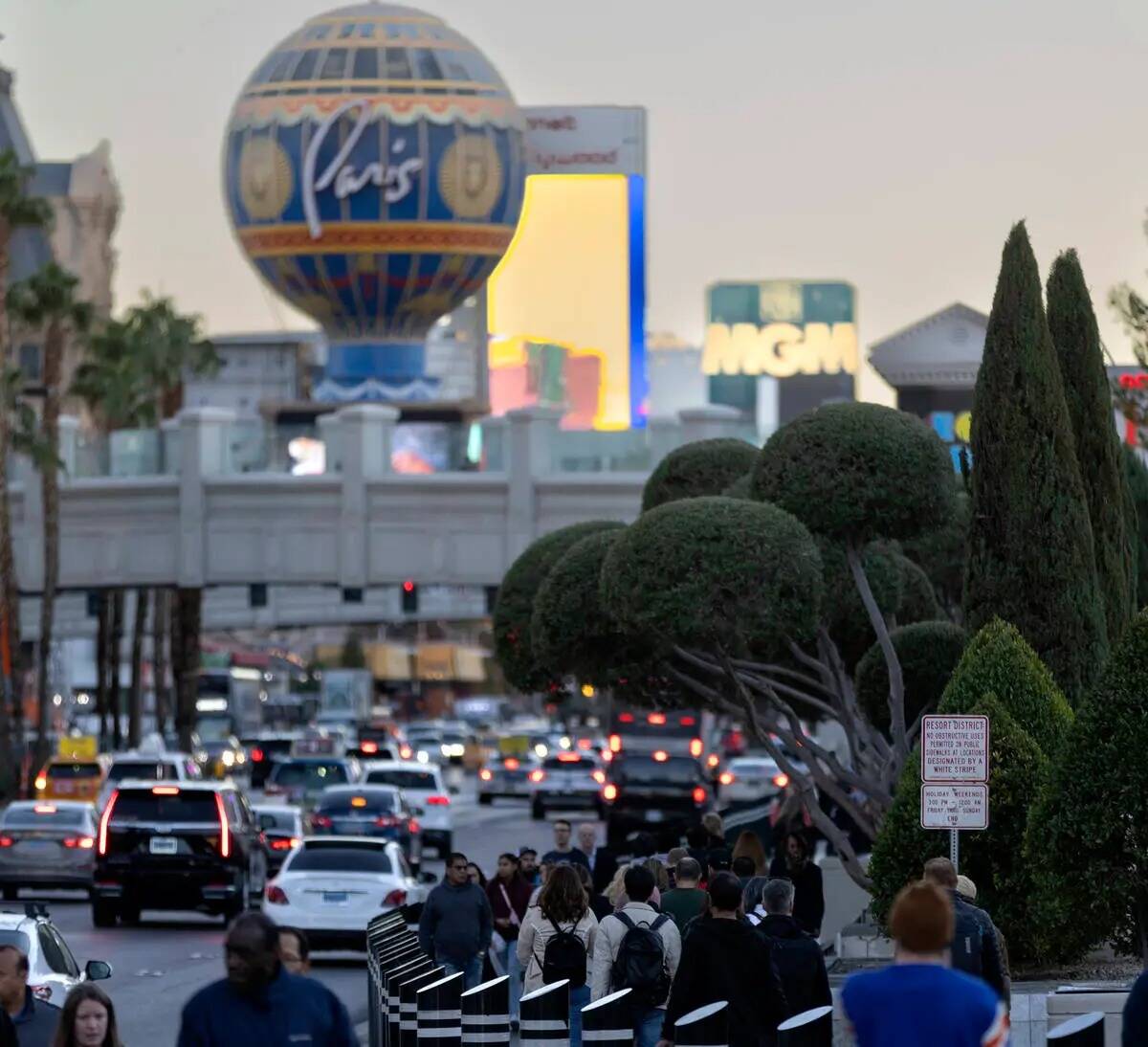 Los peatones y el tránsito transitan por el Strip en Las Vegas Boulevard, el martes 29 de novi ...