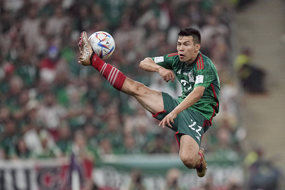 El mexicano Irving "Chuky" Lozano alcanza el balón durante el partido de fútbol del grupo C d ...