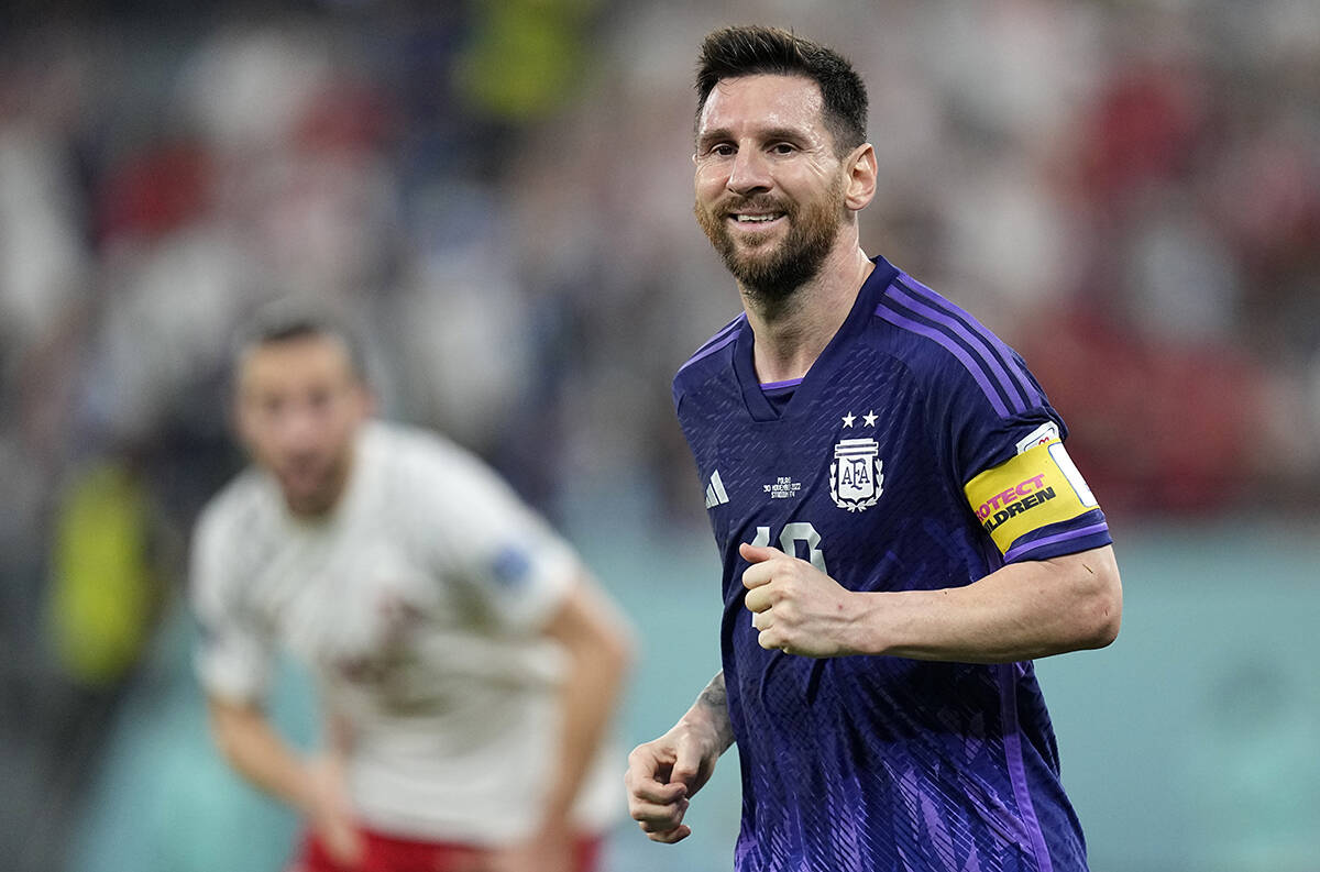 Lionel Messi de Argentina sonríe durante el partido de fútbol del grupo C de la Copa Mundial ...