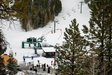 Los esquiadores y practicantes de snowboard se enfrentan a las varias pulgadas de nieve recién ...