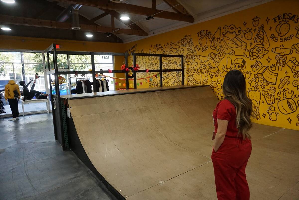 Amanda Quintanilla le muestra al Review-Journal en Español la rampa de skate dentro de Fresa's ...
