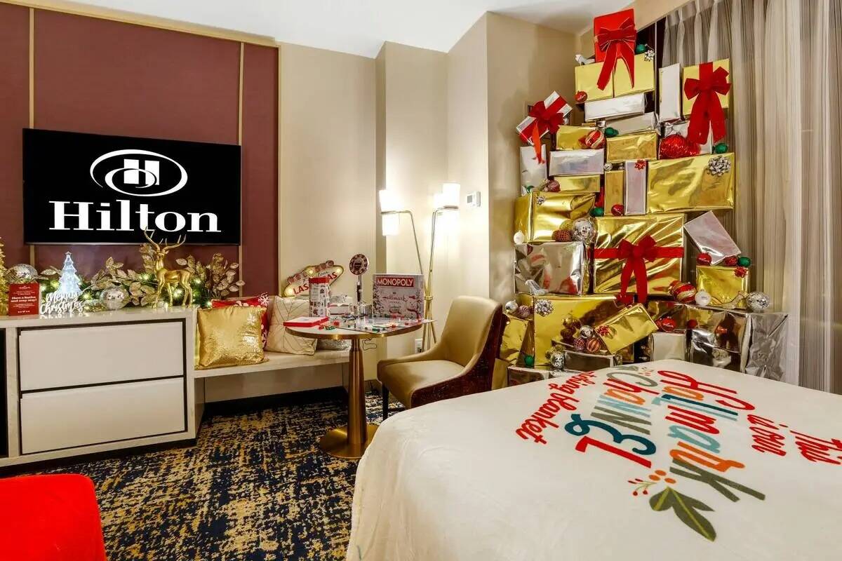 Un vistazo al interior de la suite "Glam Christmas" del Hilton Las Vegas at Resorts World, real ...