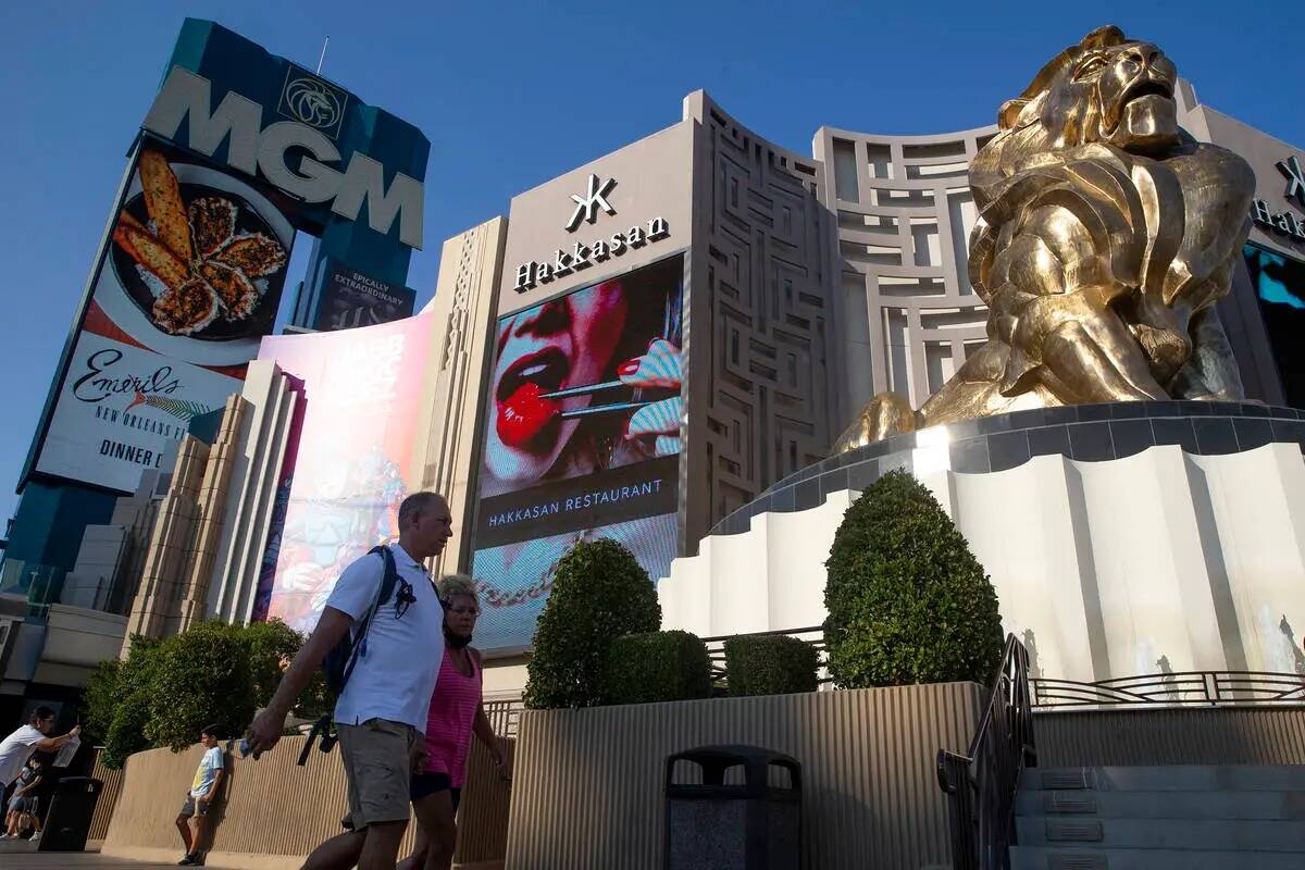 Los visitantes del Strip de Las Vegas pasan por MGM Grand el 4 de agosto de 2021. (Ellen Schmid ...