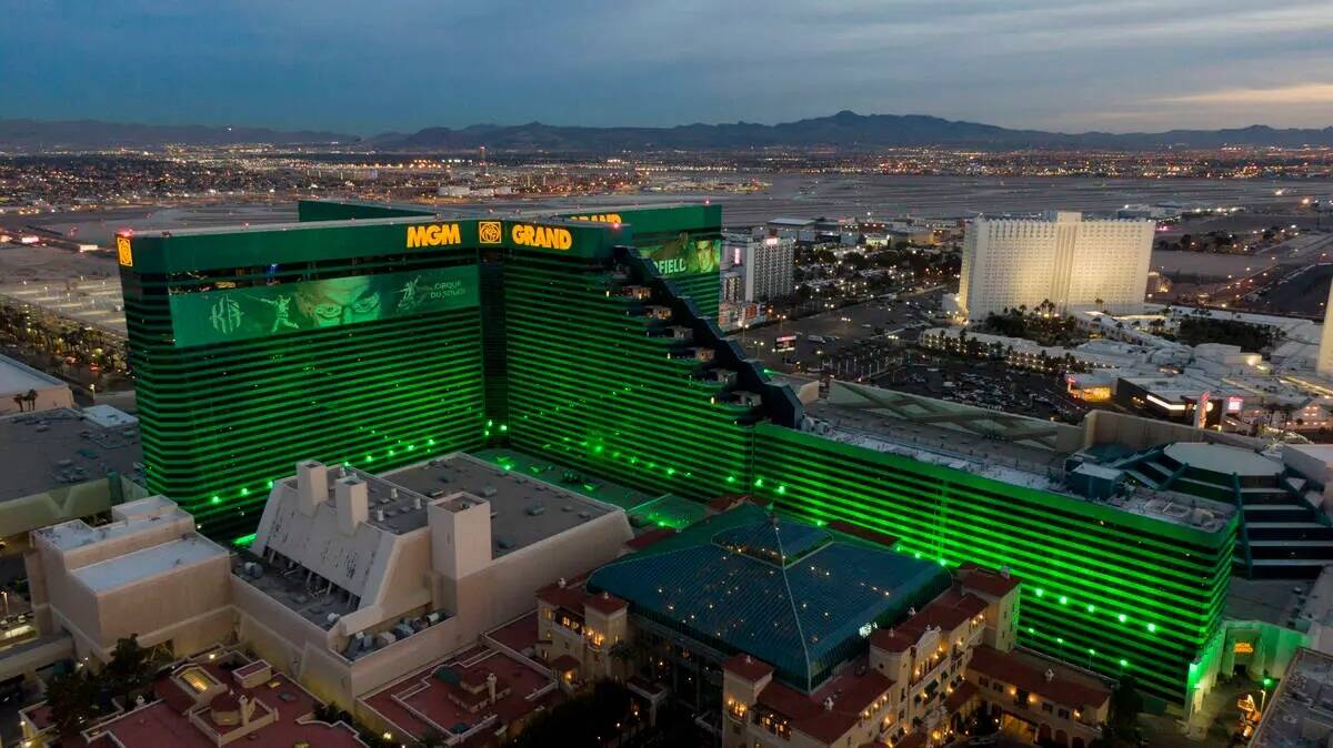 Vista aérea del hotel casino MGM Grand en el sur de Las Vegas Strip al atardecer el miércoles ...