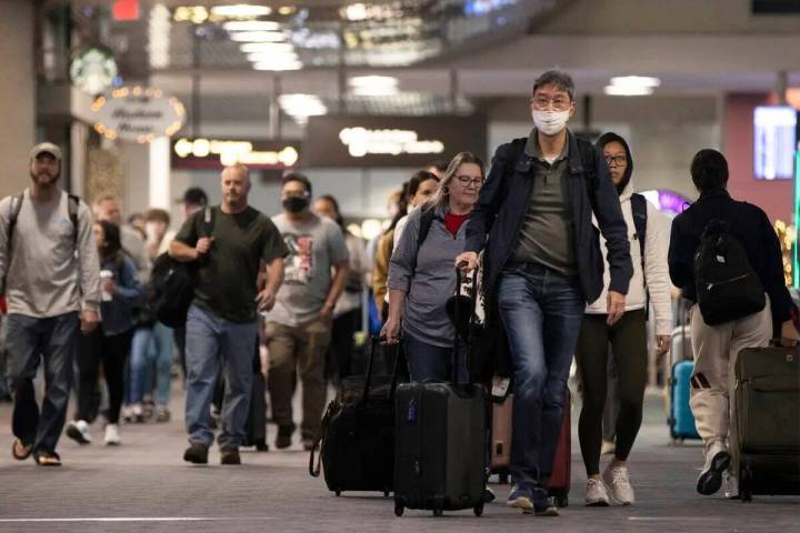 Viajeros caminan por la terminal uno del Aeropuerto Internacional Harry Reid en domingo 27 de n ...
