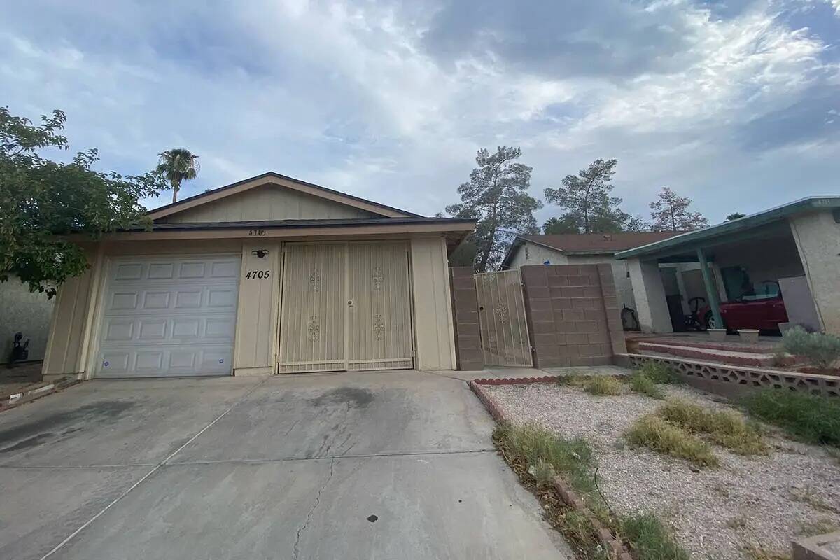 Una casa en 4705 de Via San Rafael, cerca de West Flamingo Road y South Decatur Boulevard, que ...