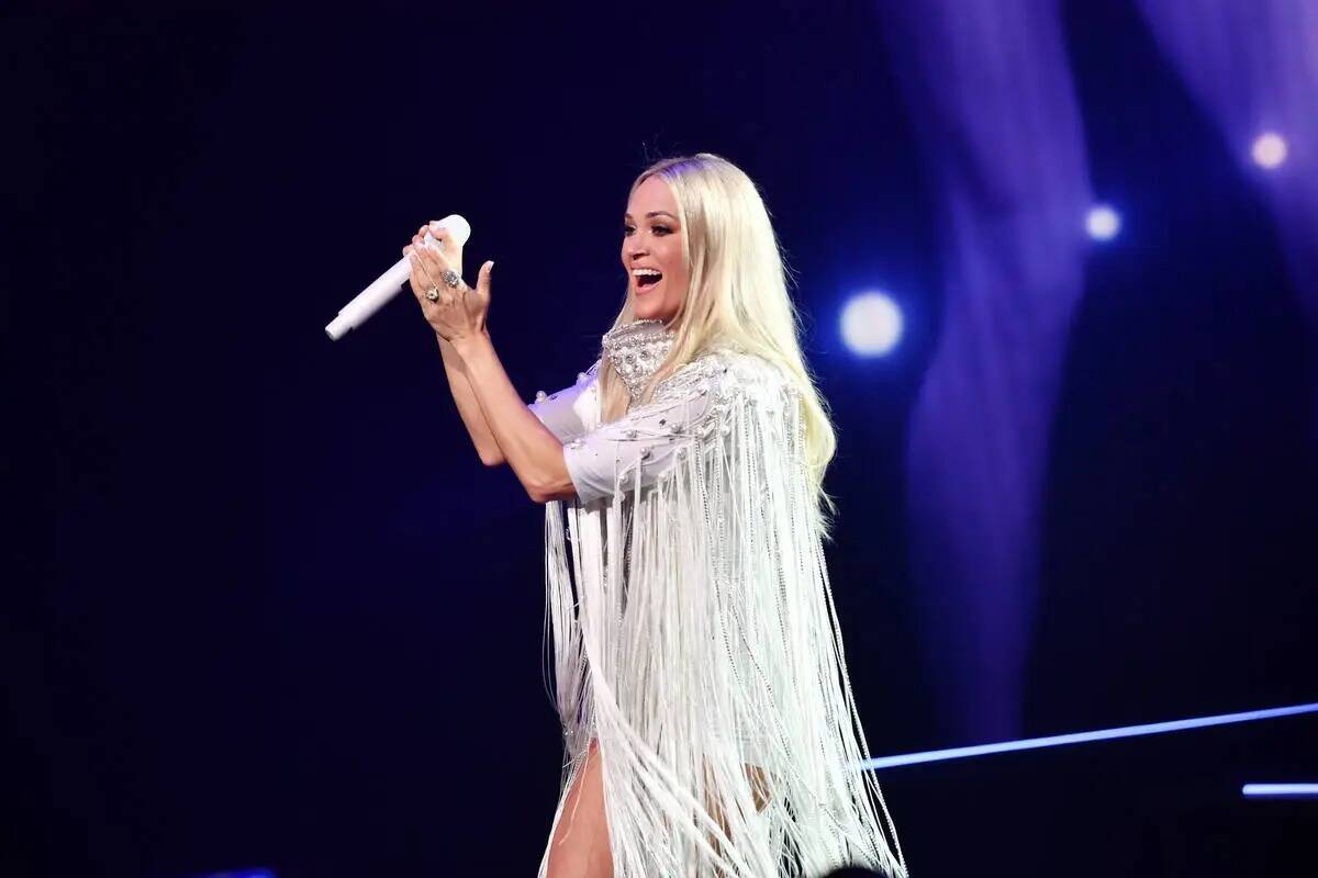 Carrie Underwood se presenta durante su estreno en Theater at Resorts World el miércoles 1° d ...
