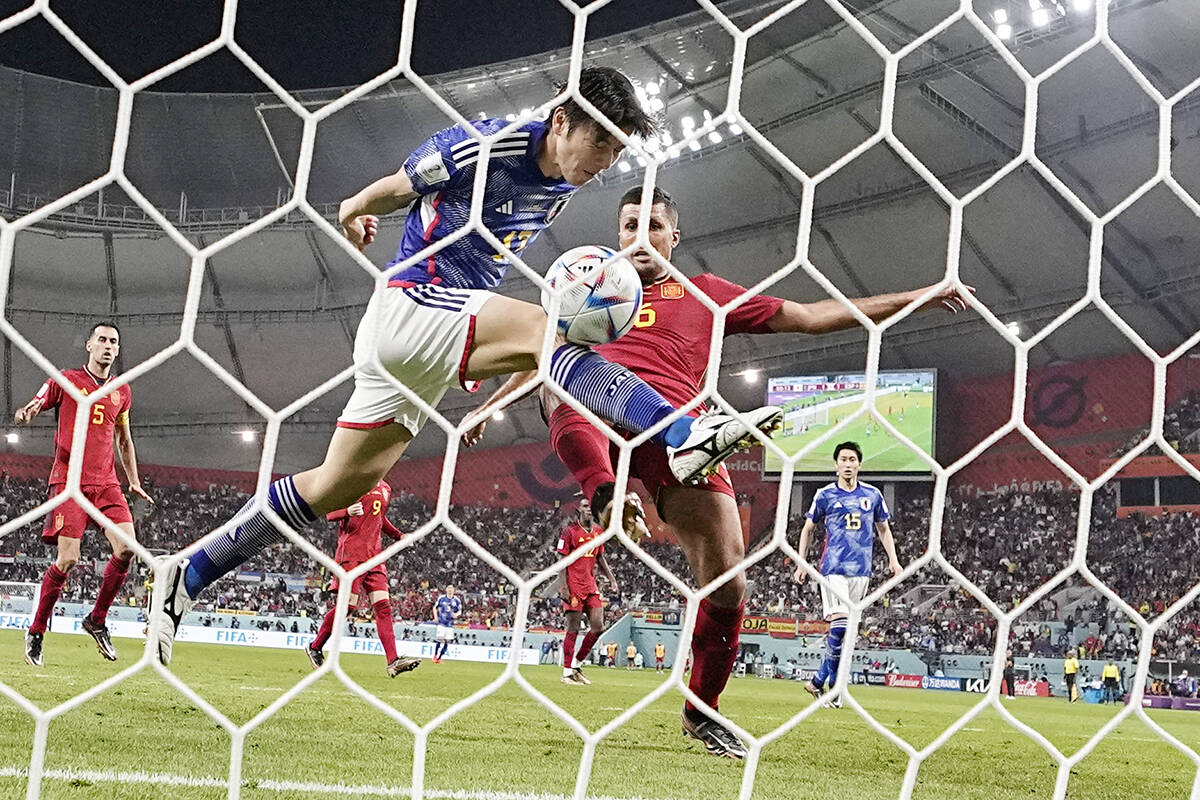 Ao Tanaka de Japón anota el segundo gol de su equipo durante el partido de fútbol del grupo E ...