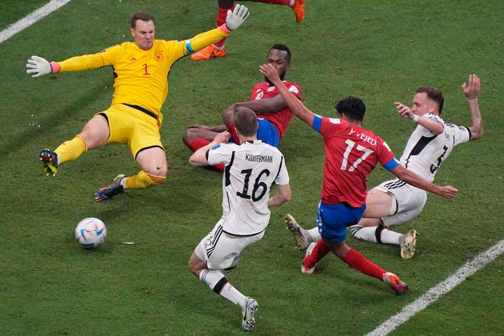 Yeltsin Tejeda de Costa Rica, segundo desde la derecha, anota el primer gol de su equipo supera ...