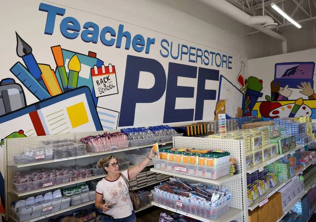 Shelley Montileaux, maestra de 2º grado de Katz Elementary School, hace sus compras en Teacher ...