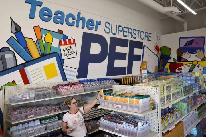 Shelley Montileaux, maestra de 2º grado de Katz Elementary School, hace sus compras en Teacher ...