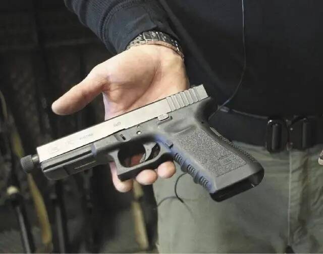 Matt Supnick sostiene una pistola semiautomática Glock en Las Vegas el miércoles 16 de enero ...