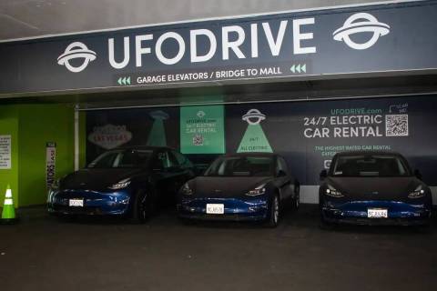 UFO Drive, un servicio de renta de autos eléctricos donde la gente puede rentar autos usando u ...