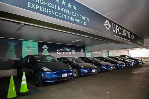 UFO Drive, un servicio de renta de autos eléctricos donde la gente puede rentar autos usando u ...