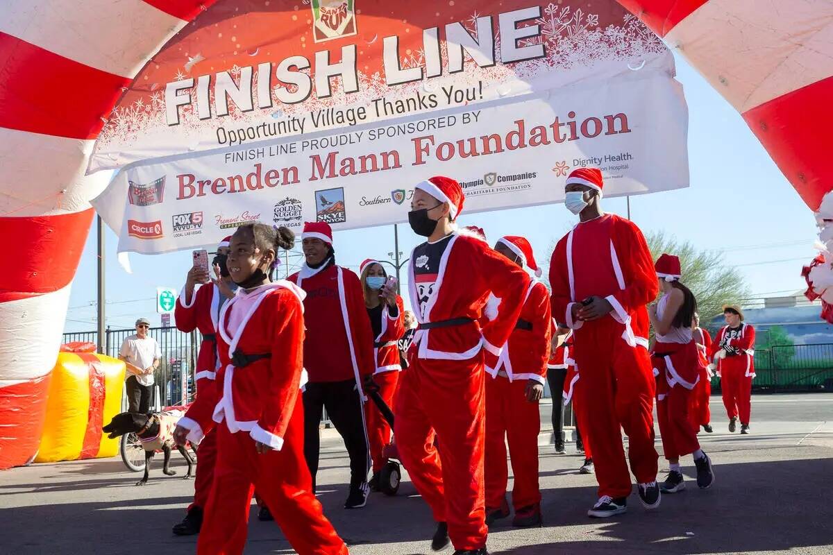 Los corredores llegan a la fila durante The Las Vegas Great Santa Run el sábado 4 de diciembre ...