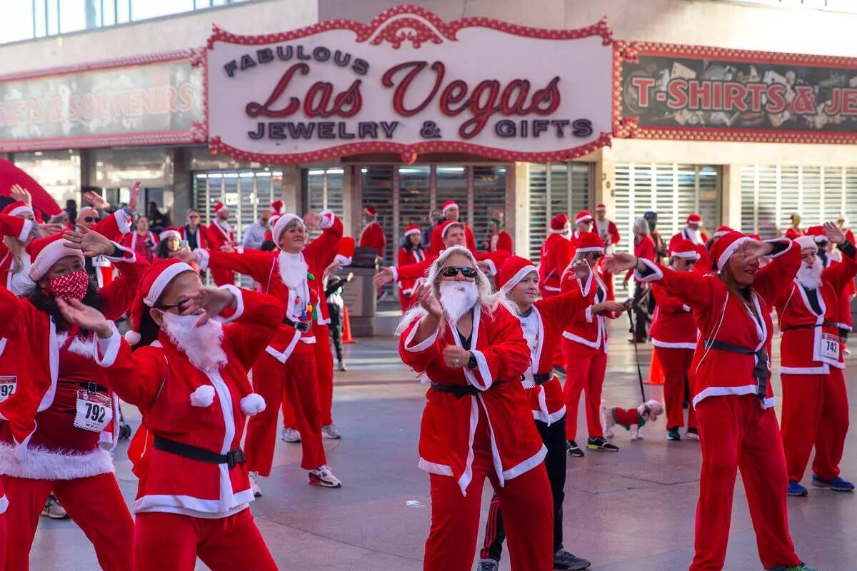 Santas calientan en Fremont Street Experience durante The Las Vegas Great Santa Run el sábado ...