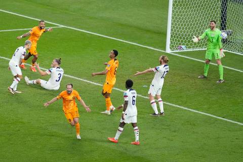 Daley Blind de Holanda celebra después de anotar el segundo gol de su equipo durante el partid ...