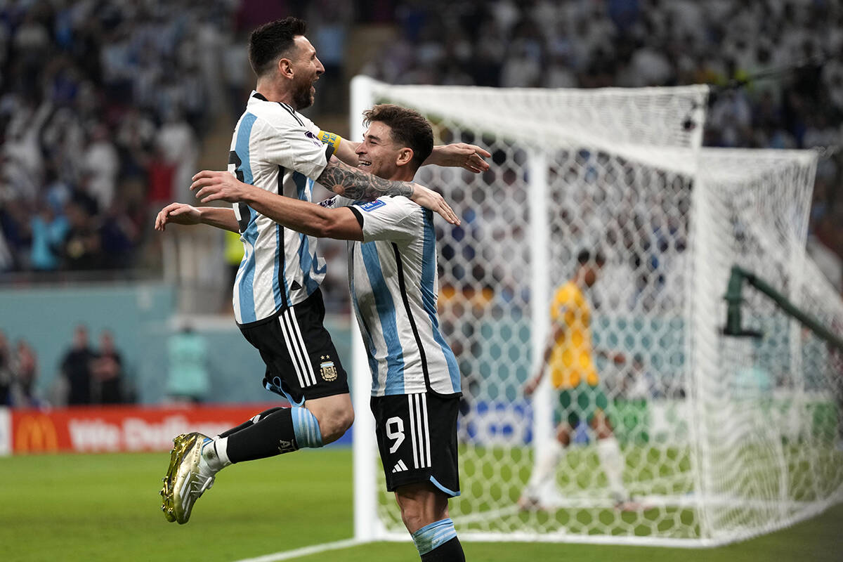 Los argentinos Julián Álvarez, a la derecha, y Lionel Messi, a la izquierda, celebran el segu ...