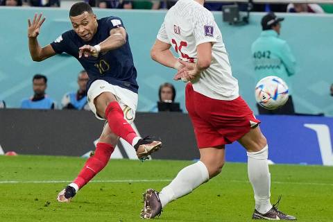 Kylian Mbappe de Francia, a la izquierda, anota el segundo gol de su equipo durante el partido ...