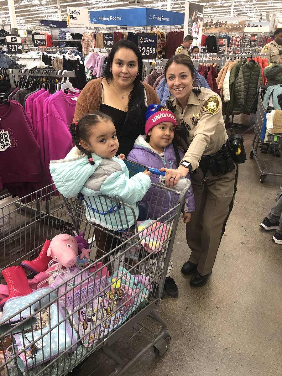 Lorena Moreno en compañía de sus hijas agradeció a la Fundación de la Policía Metropolitan ...
