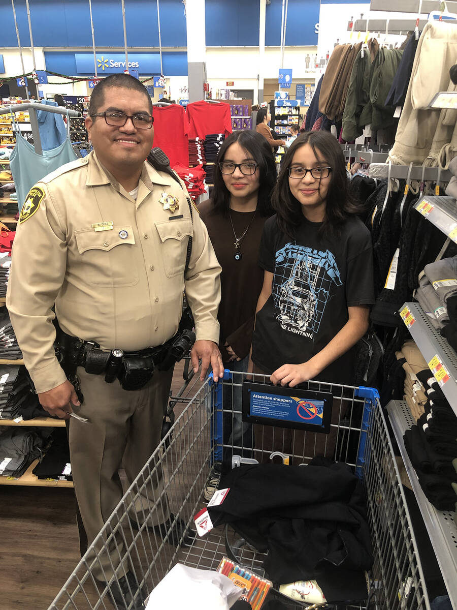 Kumary y Usie Jiménez acompañadas por el oficial Sam Díaz, compraron sus regalos de Navidad ...