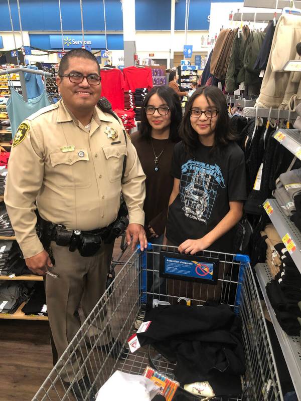 Kumary y Usie Jiménez acompañadas por el oficial Sam Díaz, compraron sus regalos de Navidad ...