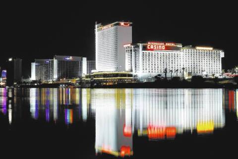 Riverside Resort Hotel & Casino de Don Laughlin proyecta su reflejo en el río Colorado en Laug ...