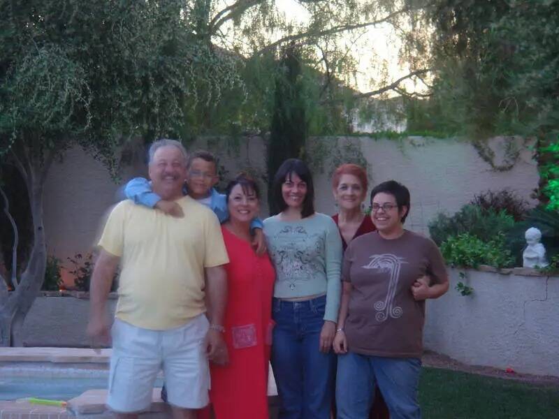 La familia Corsentino en el patio trasero de su casa de Las Vegas alrededor de 2006. Tony está ...