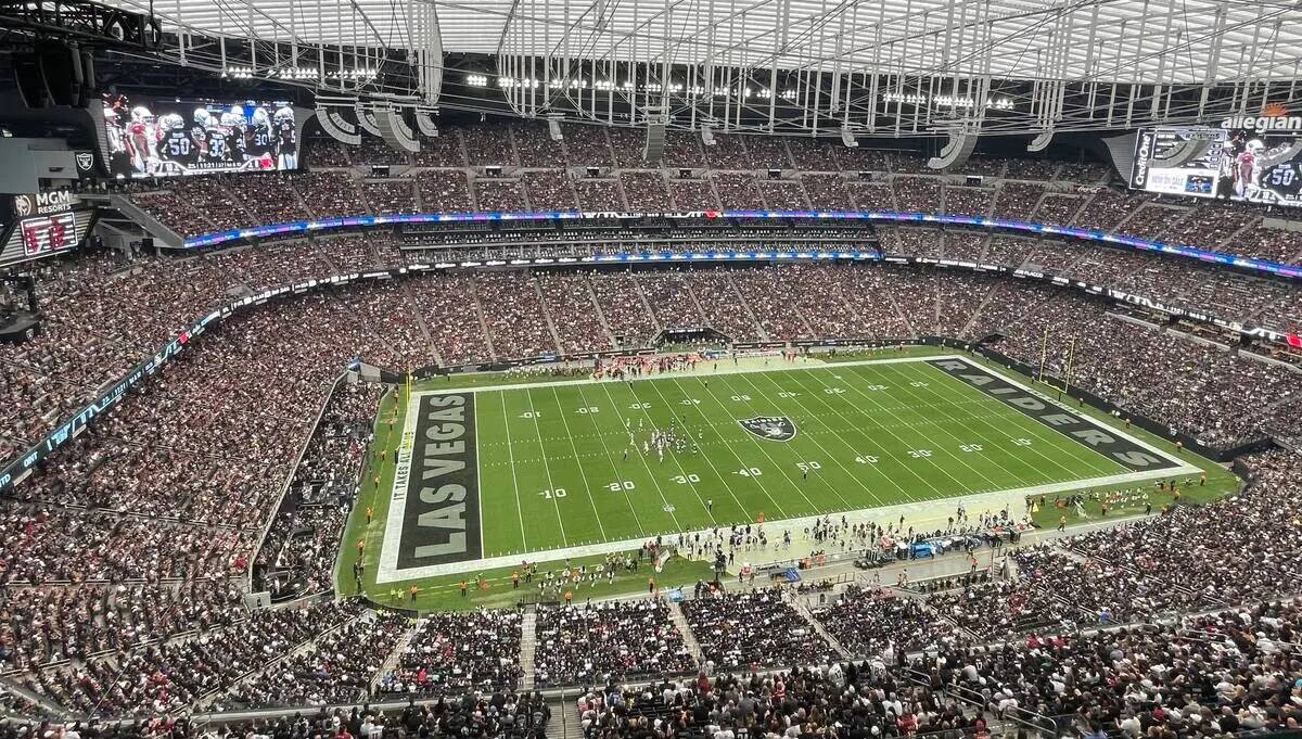 Fans llenan Allegiant Stadium el 18 de septiembre de 2022, cuando los Raiders se enfrentaron a ...
