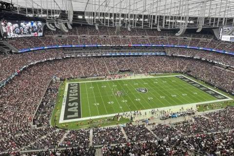 Fans llenan Allegiant Stadium el 18 de septiembre de 2022, cuando los Raiders se enfrentaron a ...