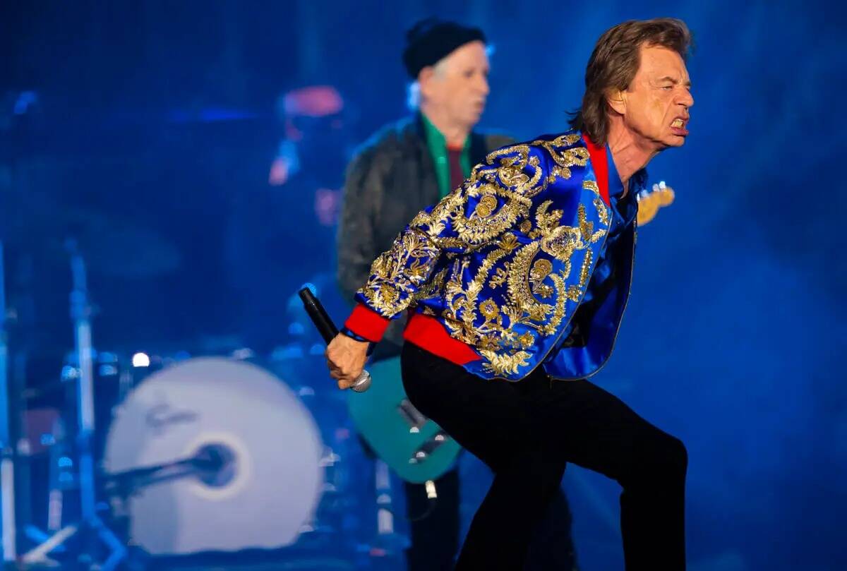 Mick Jagger de The Rolling Stones se presenta en Allegiant Stadium de Las Vegas el sábado 6 de ...