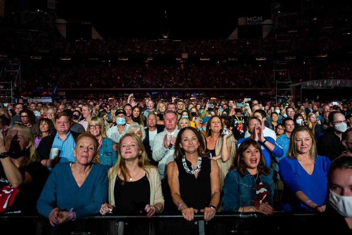 Los fans observan la actuación de The Rolling Stones en Allegiant Stadium de Las Vegas el sáb ...
