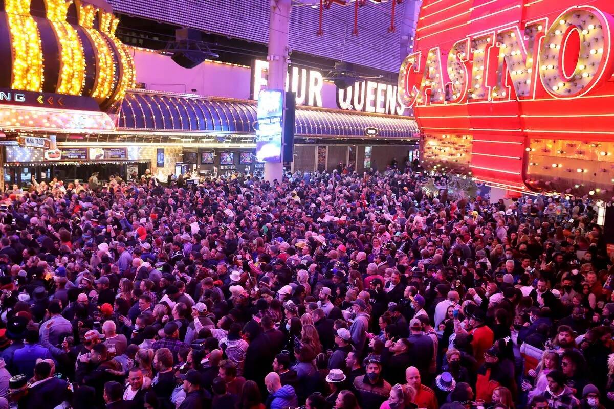 ARCHIVO - Los fiesteros celebran la víspera de año nuevo en Fremont Street Experience, en el ...