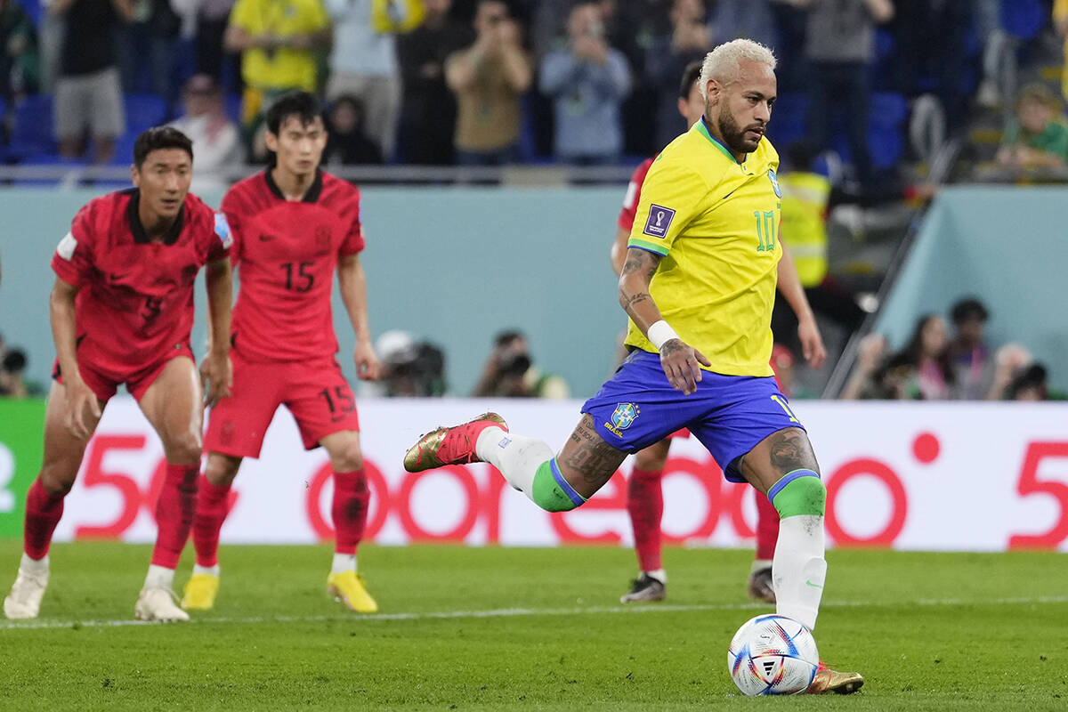 Neymar de Brasil anota desde el punto de penalti el segundo gol de su equipo durante el partido ...
