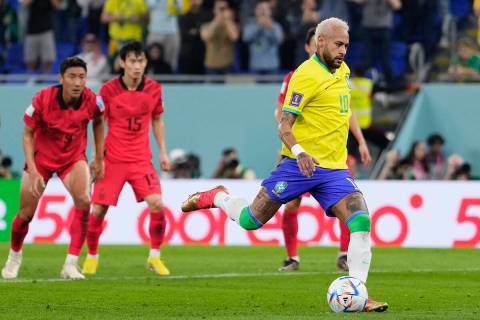 Neymar de Brasil anota desde el punto de penalti el segundo gol de su equipo durante el partido ...