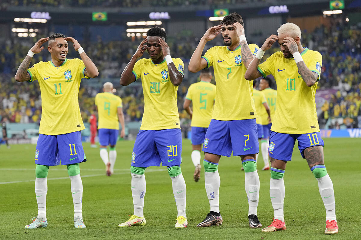 Vinicius Junior de Brasil, segundo a la izquierda, celebra después de marcar el primer gol de ...