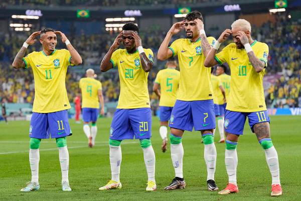 Vinicius Junior de Brasil, segundo a la izquierda, celebra después de marcar el primer gol de ...