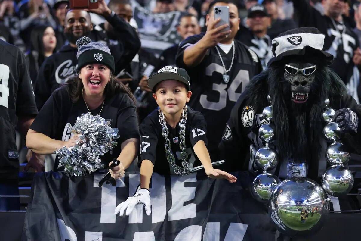 Los fans animan al final de durante de un partido de fútbol americano de la NFL entre los Raid ...