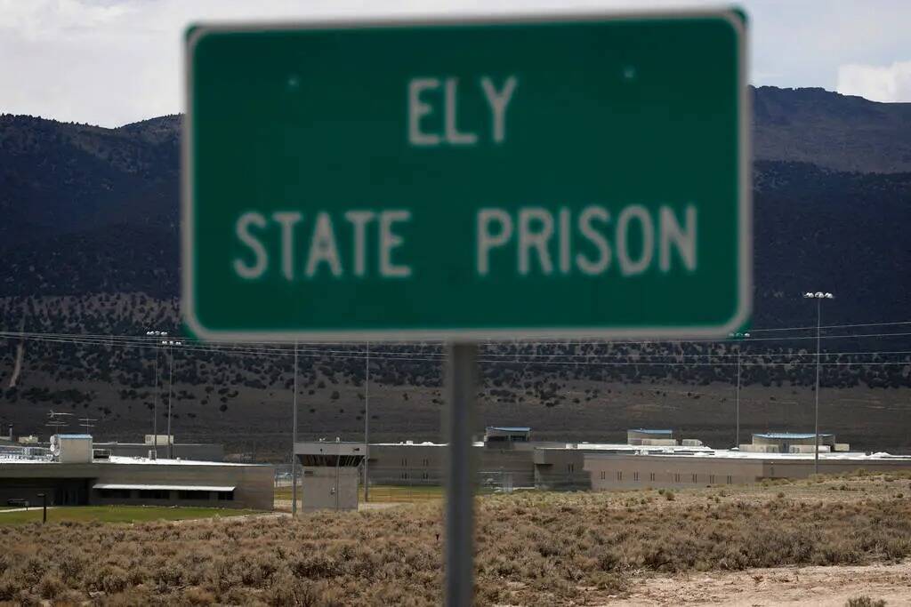 En esta foto de archivo del 11 de julio de 2018, un cartel marca la entrada de Ely State Prison ...