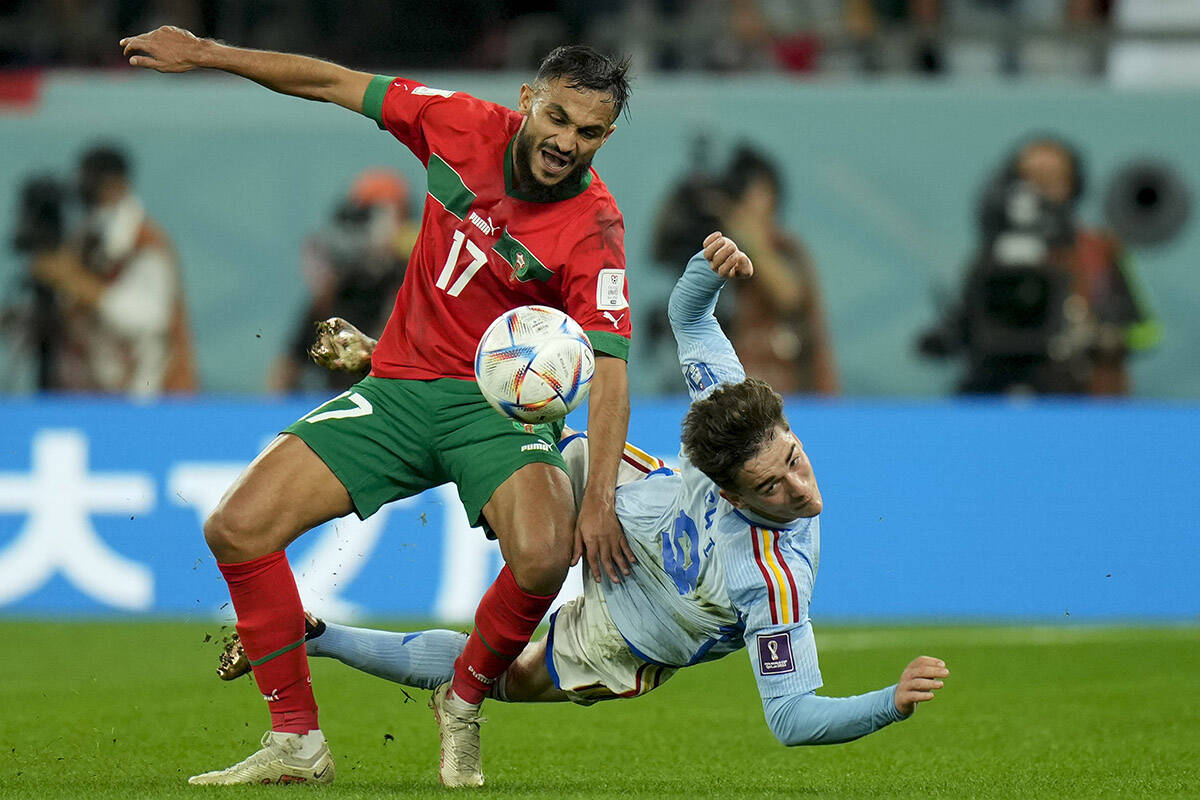 Sofiane Boufal de Marruecos en acción contra Gavi de España, abajo, durante el partido de fú ...