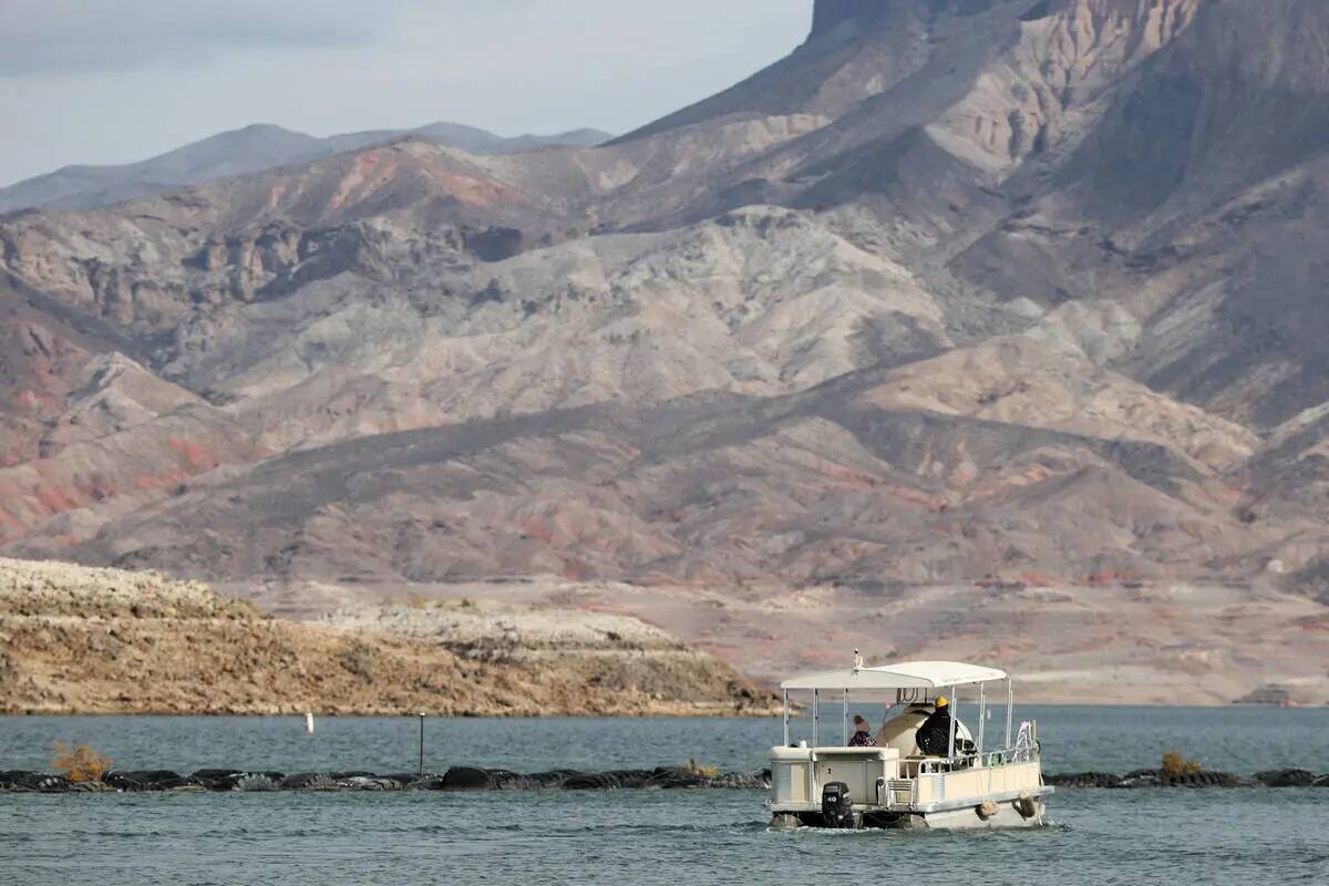 Un bote sale de Lake Mead Marina, cerca de Boulder City, el lunes 5 de diciembre de 2022. (K.M. ...