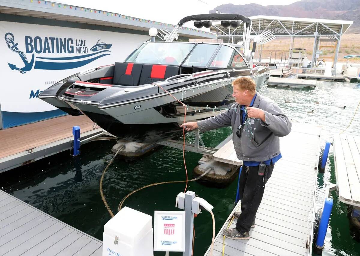 El trabajador de mantenimiento Paul McBerty, atiende un bote en Lake Mead Marina, cerca de Boul ...