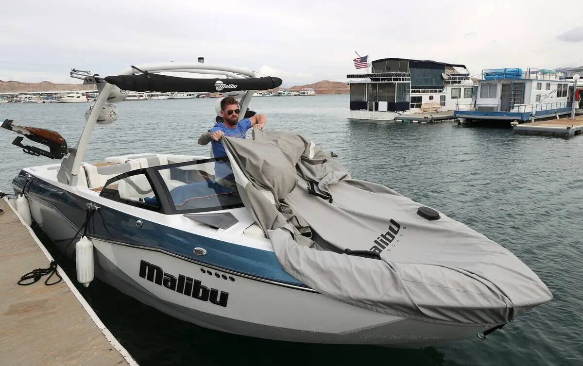 El navegante Vance Randall cubre su bote en Lake Mead Marina cerca de Boulder City, el lunes 5 ...