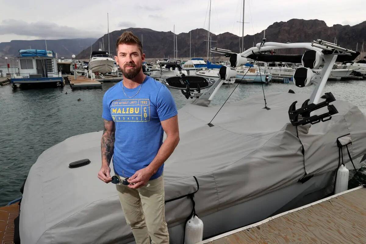El navegante Vance Randall con su bote en Lake Mead Marina cerca de Boulder City, el lunes 5 de ...