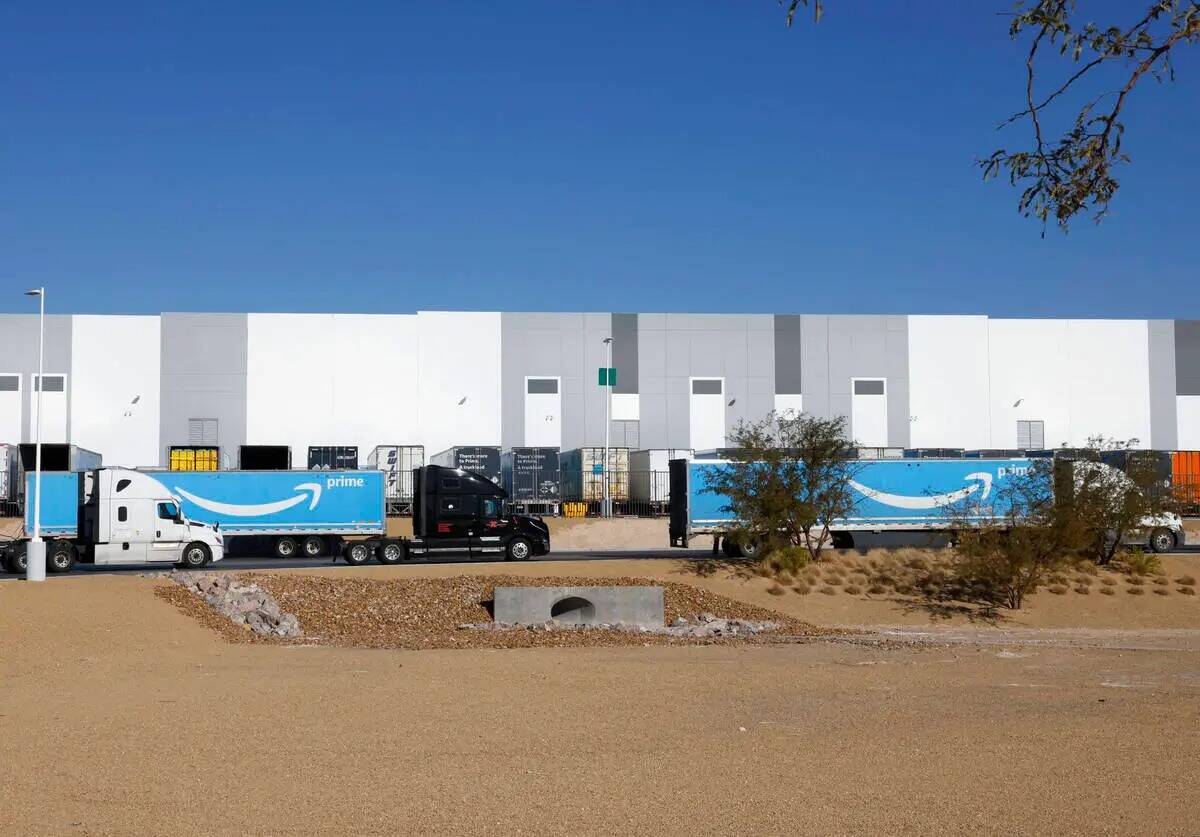 Camiones de Amazon Prime entran en el Centro de Distribución de Amazon en una zona industrial ...