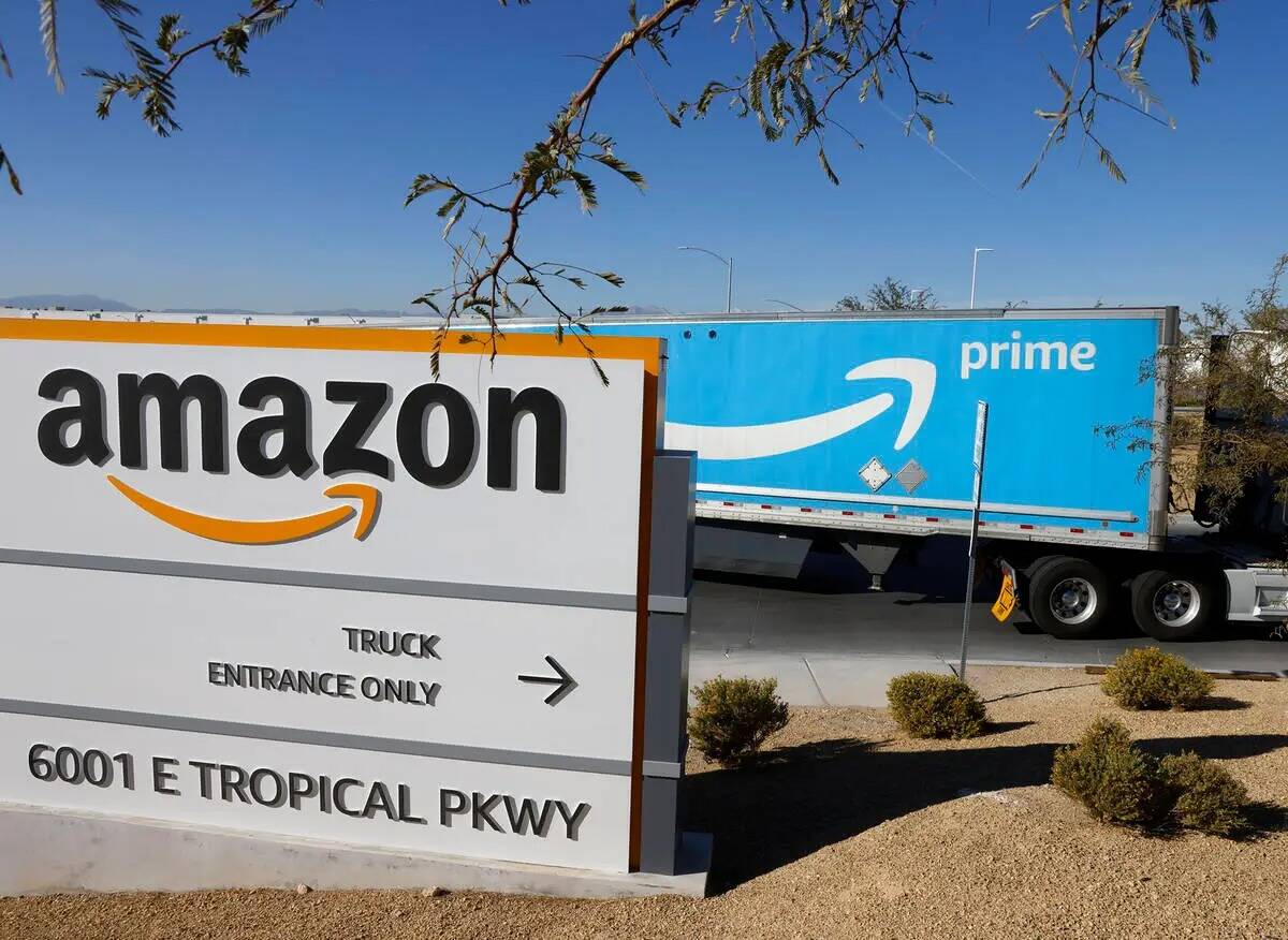 Un camión de Amazon Prime entra en el Centro de Distribución de Amazon en una zona industrial ...